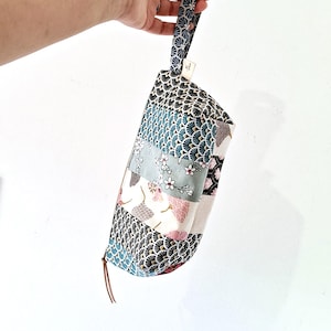 Handmade cosmetic bag, patchwork pouch, handmade makeup pouch, floral cotton cosmetic pouch, pouch with handle, original pouch,patchwork bag