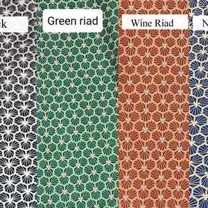 Pode incluir: Quatro amostras de tecido com um padr&atilde;o geom&eacute;trico de hex&aacute;gonos com um design de estrela. As amostras s&atilde;o etiquetadas como "Black", "Green riad", "Wine Riad" e "Navy Riad".