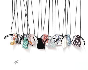Collana con sacchetto amuleto, collana con sacchetto amuleto fatta a mano, collana con porta cristalli, porta cristalli, borsa per medicinali, collana con sacchetto di cotone