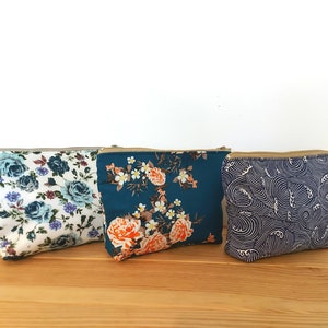 Mittelgroße Kosmetiktasche, Pochette maquillage, Schminktasche / Blumentäschchen, gepolsterte Reißverschlusstasche, Baumwollstofftasche made in France