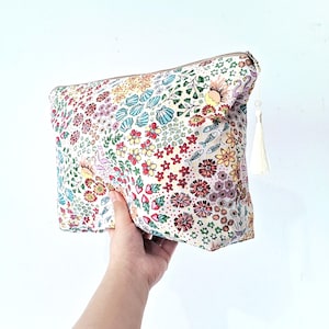 Trousse fleurie surdimensionnée, trousse de toilette florale d'été, pochette faite main, pochette zippée XL, grande pochette zippée, trousse de week-end, grande trousse à cosmétiques, sac de plage