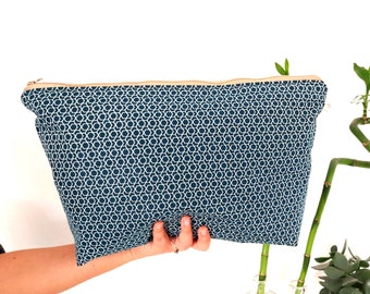 Pochette géante zippée XL pour produits de beauté ou de toilette / Imprimé géométrique cube bleu marine Grande pochette de voyage doublure imperméable en coton enduit