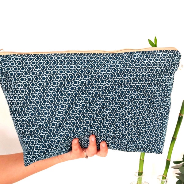 Pochette géante zippée XL pour produits de beauté ou de toilette / Imprimé géométrique cube bleu marine Grande pochette de voyage doublure imperméable en coton enduit