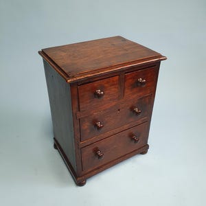 Miniatyrbyrå i furu, tidigt 1800-tal