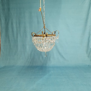 Bag chandelier with prisms and swags to the edge