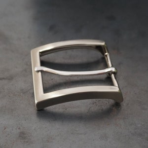 35 mm / Belt buckle for men with satin brushed metal finish. Made in Italy.