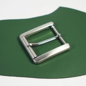35 mm / Fibbia per cintura a rullo da uomo. Fibbia solida e resistente, finitura in nichel satinato.