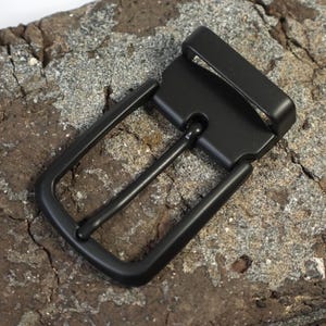 35 mm - Black clamp buckle perfect for reversible belt straps made with cataphoresis surface treatments. Made in Italy.