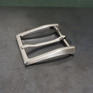 Belt buckle / 35 mm / Satin brushed metal finish / Solid metal