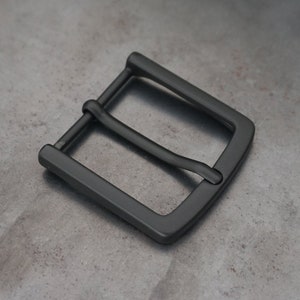 35 mm - 革ベルト用のミニマリストなマットブラックのバックル、非常に丈夫な塗装が施されたメンズバックル、イタリアの職人技による品質。