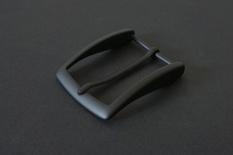 35 mm Boucle de ceinture en métal noir pour homme et femme fabriquée avec des traitements de surface par cataphorèse. Fabriqué en Italie. image 2