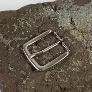 Riemgesp voor heren / 30 mm / stevige massieve gesp met satijnnikkelafwerking.