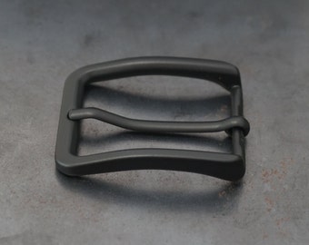 30 mm - Black belt buckle for men and women made with black cataphoresis surface treatments. Made in Italy.