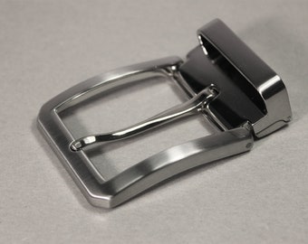 1" 3/8 wide (35 mm) Clamp buckle perfect for reversible belt straps.  Mens leather belt removable buckle satin nickel finish. Made in Italy.