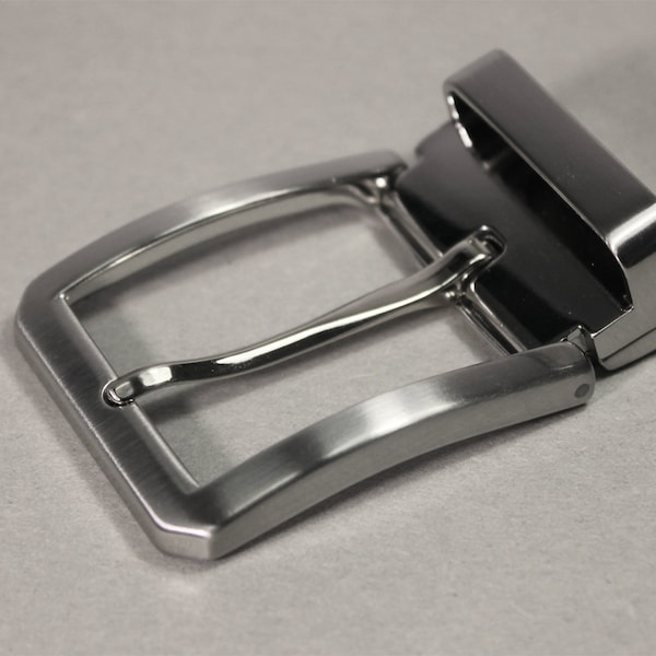 1" 3/8 wide (35 mm) Clamp buckle perfect for reversible belt straps.  Mens leather belt removable buckle satin nickel finish. Made in Italy.