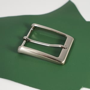 35 mm leren riemgesp voor heren met satijngeborstelde metalen afwerking. Gemaakt in Italië.