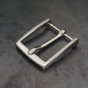 35 mm / Belt buckle for men with satin brushed metal finish.