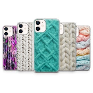 Puede incluir: Cinco fundas de teléfono diferentes con un patrón de punto. Las fundas son transparentes y muestran el patrón a través de la funda. Los patrones son azul claro, blanco, rosa y dos patrones multicolores diferentes.