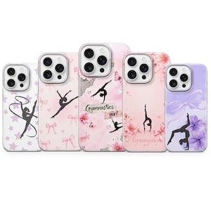 Peut inclure: Cinq coques de smartphone transparentes présentant des silhouettes noires de gymnastes dans diverses positions. Les motifs incluent des étoiles roses, des nœuds, des fleurs et le texte "Gymnastics girl" sur deux coques. Chaque coque a une découpe pour appareil photo.