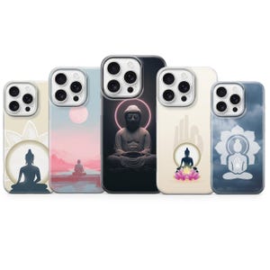 Puede incluir: Una colección de cinco fundas para teléfono con diseños de Buda. Las fundas muestran diversas representaciones artísticas de Buda, incluyendo siluetas, ilustraciones con flores de loto y fondos de paisajes serenos. Las fundas tienen un borde transparente.