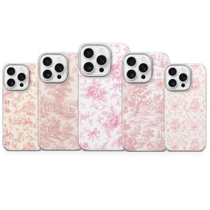 Peut inclure: Cinq coques de smartphone alignées, chacune présentant un motif toile de jouy rose et blanc distinct. Les designs affichent des scènes pastorales complexes, des motifs floraux et des volutes décoratives sur un fond clair.