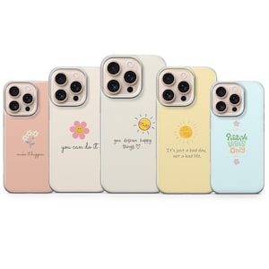 Pode incluir: Uma coleção de cinco capas de telemóvel com afirmações positivas e ilustrações fofas. As capas são em várias cores pastel, incluindo rosa, creme, amarelo e azul. Cada capa apresenta um design diferente, como uma flor e um sol.