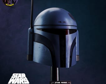 Könnte beinhalten: Ein blauer Boba Fett Helm aus dem Star Wars Holiday Special mit schwarzem T-förmigem Visier und seitlichem Entfernungsmesser. Der Helm steht auf einem schwarzen Ständer mit einem Schild, auf dem Star Wars Boba Fett Holiday Special steht.