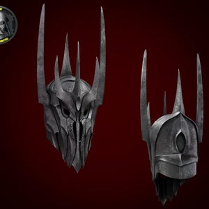 Puede incluir: Un casco de metal negro con una corona de p&uacute;as. El casco tiene una m&aacute;scara facial con un solo agujero para el ojo.