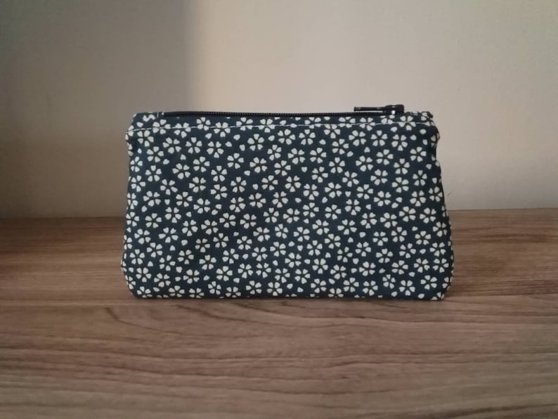 Women/'s coin holder in fabric printed white petals.