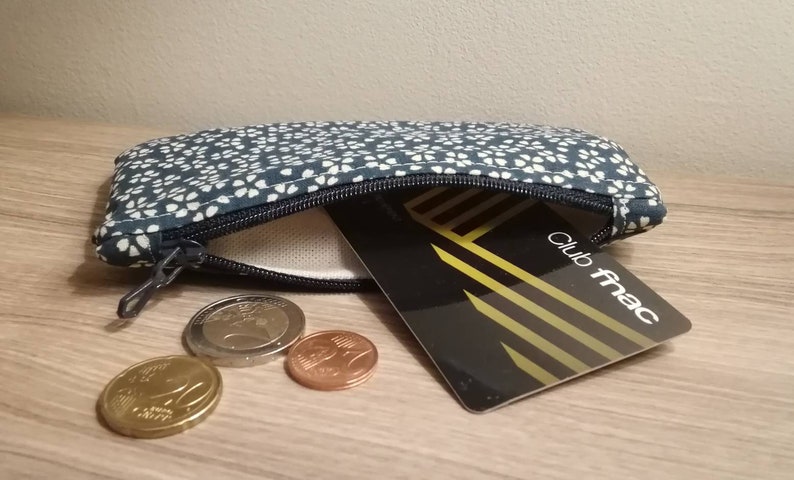 Women/'s coin holder in fabric printed white petals.
