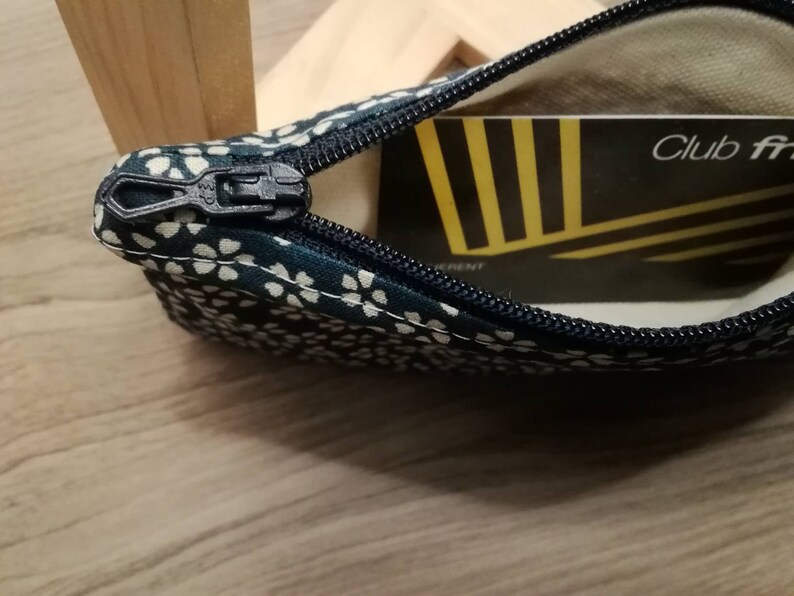 Women/'s coin holder in fabric printed white petals.