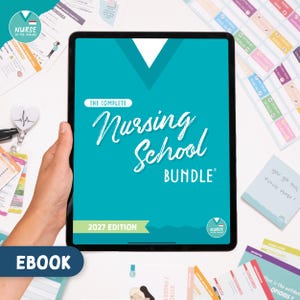 Op de afbeelding: Een digitale tablet met de turquoise omslag van The Complete Nursing School Bundle 2027 Edition. Het scherm toont witte tekst, een afbeelding van een V-hals verpleegkundig uniform en een rond logo, omringd door diverse verpleegkundige studiematerialen.
