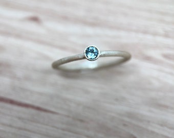 Sky Blue Topas Solitär Ring aus Silber Matt Finish