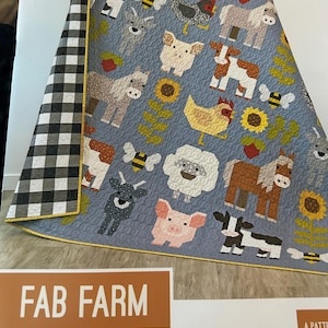 Op de afbeelding: Een set van drie keramische mokken met een gespikkelde, crèmekleurige glazuur. Elke mok heeft een handgeschilderd bloemmotief in tinten blauw, groen en geel. De mokken hebben een eenvoudige, afgeronde vorm en een comfortabele handgreep.