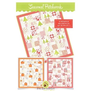 Puede incluir: Un patrón de edredón con el texto "Seasonal Patchwork" y "3 Simple Seasonal Quilts in 1". El edredón presenta un diseño de patchwork con motivos de temporada rojos, verdes y blancos, incluyendo árboles y estrellas. También se muestran dos ejemplos de edredones más pequeños.