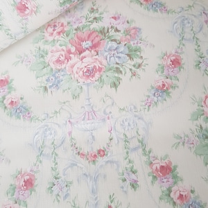 Gorgeous English vintage Wallpaper with beautiful floral / roses pattern