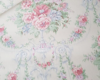 Gorgeous English vintage Wallpaper with beautiful floral / roses pattern