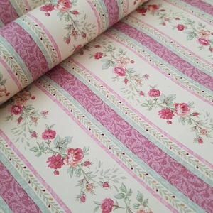 Gorgeous English vintage Wallpaper with beautiful floral / roses pattern
