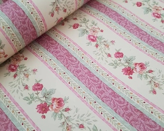 Gorgeous English vintage Wallpaper with beautiful floral / roses pattern