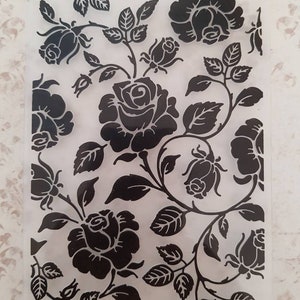 Puede incluir: Hoja transparente de sello transparente de agarre con un diseño floral negro de rosas y hojas.