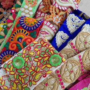Fascio di diversi bellissimi Sari Trim ricamati