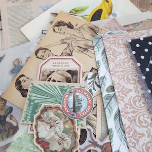 Può includere: Una collezione di oggetti effimeri vintage, tra cui carte decorate, illustrazioni e adesivi. L'assortimento presenta una varietà di colori, tra cui beige, crema e blu. Alcuni articoli hanno testo, come "CLASSYKY FABRIQUE AU JAPON" e "TAJ MAHAL HOTEL".