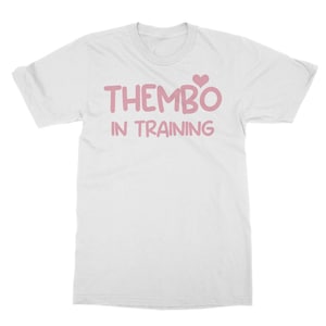 Peut inclure: Un t-shirt blanc avec l'inscription rose "THEMBO IN TRAINING", avec un cœur rose au-dessus de la lettre "O". Le t-shirt est de style col rond.