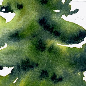 Peut inclure: Peinture abstraite &agrave; l'aquarelle d'un arbre vert avec des accents vert fonc&eacute; et noirs sur un fond blanc.