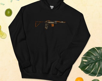 Könnte beinhalten: Schwarzer Hoodie mit einem Cartoon-Bild eines Gewehrs in Braun und Orange auf der Vorderseite.