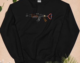 Könnte beinhalten: Schwarzer Pullover mit einer Cartoon-Illustration einer schwarzen und orangenen Waffe mit einem roten und blauen Trageriemen.