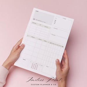Può includere: Un planner bianco con un layout a griglia e una sezione calendario. Il planner ha il testo "Timeless Print" e "Custom Planner & Co" stampato in basso.