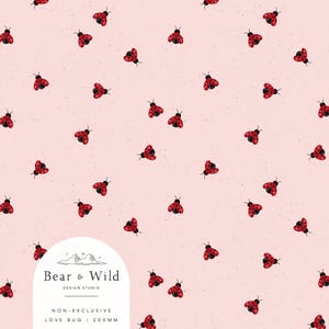 Może przedstawiać: Różowe tło z powtarzającym się wzorem czerwonych biedronek. Tekst "Bear & Wild Design Studio" znajduje się w kółku na dole obrazu. Tekst "Non-Exclusive Love Bug | 200mm" znajduje się pod kółkiem.