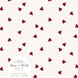 Pode incluir: Um fundo branco com um padrão repetido de joaninhas vermelhas. O texto "Bear & Wild Design Studio" está no centro da imagem. O texto "Non-Exclusive Love Bug | 200mm" está abaixo do logotipo.