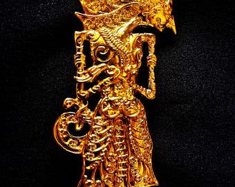 Broche Yudhistira: Pin de marioneta Wayang de oro, joyería étnica indonesia